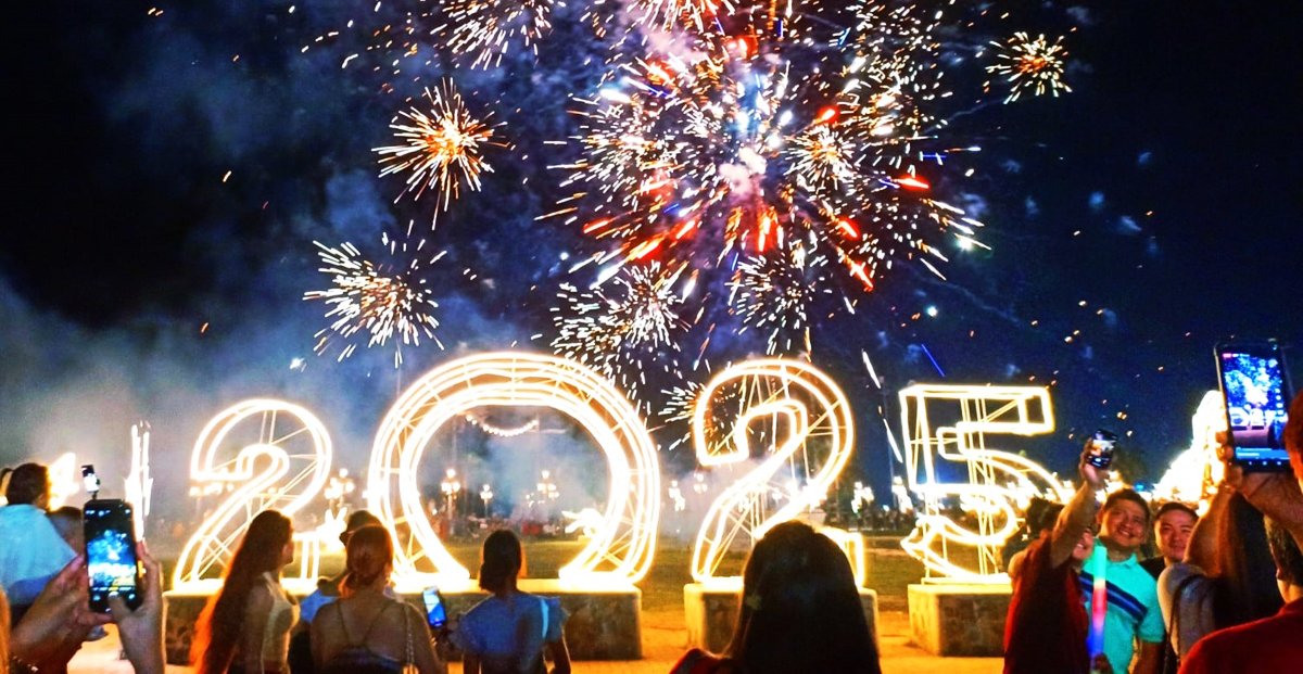 Grand fireworks display ushers in Year 2025 in Dumaguete